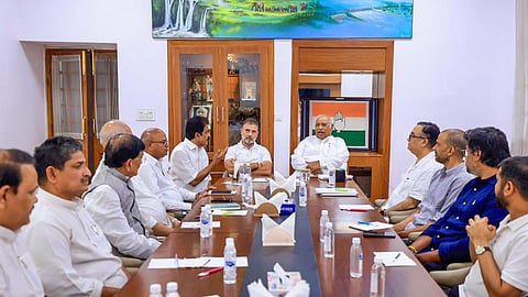 congress-meeting-ruckus-bihar-defeat-sanjeev-singh-threatens-jitendra-yadav-shooting