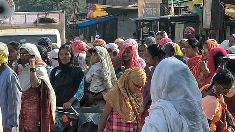 Gadchiroli Nagar Parishad Election: गड़चिरोली नप चुनाव में मजदूरों की भारी मांग, रैलियों में भीड़ जुटाने के लिए एडवांस बुकिंग शुरू। निर्माण–कृषि काम ठप, गुटबाजी से उम्मीदवारों को नुकसान।