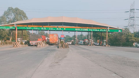 Gondkhairi Toll Plaza: गोंडखैरी अटलांटा टोल प्लाज़ा की खराब सर्विस रोड, गंदगी, जलजमाव और फास्टैग कतारों जैसी गंभीर समस्याओं पर NHAI ने तत्काल समाधान का भरोसा दिया।