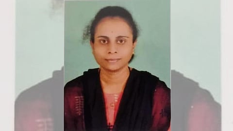 Nagpur News: भारी बारिश के पंचनामा के बदले किसानों से पैसे मांगने के आरोप में ग्रामसेविका श्वेता खांडे निलंबित। जांच रिपोर्ट में दोषी पाए जाने पर जिला परिषद ने कार्रवाई की।