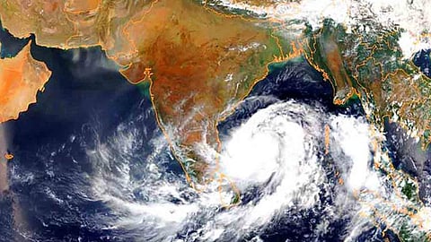 imd-alert-cyclone-senyar-to-hit-coast-heavy-rain-in-many-states-snowfall-to-increase-cold