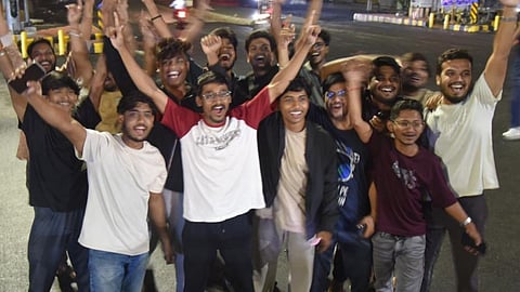 Nagpur Celebrating Indian Women’s Cricket Victory: भारत की महिला क्रिकेट टीम ने इतिहास रचते हुए पहली बार जीता वर्ल्ड कप का खिताब अपने नाम किया। नागपुर में आतिशबाजी, सड़कों पर जश्न का माहौल।
