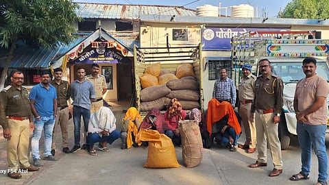 Khapa Fake Police Loot: खापा में नकली पुलिस बनकर व्यापारियों से लूट करने वाले 7 आरोपी 5 घंटे में गिरफ्तार। ड्राइवर ही गिरोह का साथी निकला। पुलिस ने लाखों का माल बरामद किया।