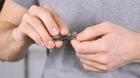 इन 4 दिनों में नाखून काटने से आती है कंगाली! जानिए किस दिन और किस समय काटें