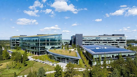 Maharashtra Life Sciences Hub: महाराष्ट्र सरकार राज्य को लाइफ साइंसेज और बायोफार्मा का अंतरराष्ट्रीय हब बनाने जा रही है। नया इनोवेशन व इनक्यूबेशन सेंटर 500+ स्टार्टअप्स और हजारों रोजगार देगा।
