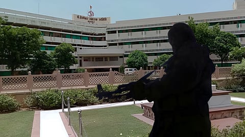 Nagpur Terror Input: दिल्ली ब्लास्ट के बाद नागपुर में हाई अलर्ट। संघ मुख्यालय और आसपास के इलाकों में अचानक भारी सुरक्षा बढ़ाई गई। एजेंसियों को बड़े आतंकी खतरे के इनपुट मिले हैं।