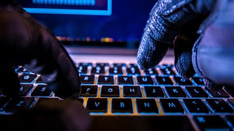 Cyber ​​Fraud: भंडारा में साइबर ठगों ने सेवानिवृत्त बैंक अधिकारी से डिजिटल अरेस्ट का डर दिखाकर 40 लाख की ठगी की। पुलिस ने 6 लाख फ्रीज कर रिकवरी प्रयास शुरू।