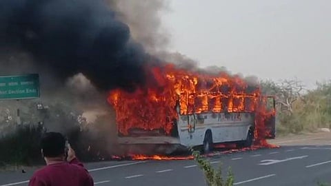 Travels Bus Caught Fire: उमरेड–नागपुर मार्ग पर यात्रियों से भरी ट्रैवल्स बस में अचानक आग लग गई। 45 यात्री सुरक्षित बचाए गए। वीडियो वायरल, पुलिस जांच जारी।