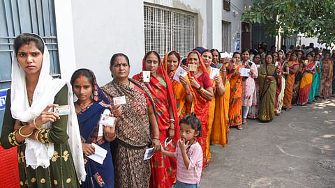 Wardha Election Schedule: वर्धा जिले की छह नगर पालिकाओं में 2 दिसंबर को मतदान होने वाले है। जिले में 2.76 लाख मतदाता 6 नगराध्यक्ष व 166 पार्षद का चुनाव करेंगे। नामांकन प्रक्रिया 10 नवंबर से शुरू होगी।