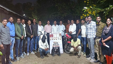 Burglary Gang Apprehended: यवतमाल जिले में पुलिस के हाथ चोरों की टोली लगी। पुलिस ने सेंधमारों के पास से लाखों का माल जब्त किया और फरार आरोपियों की तलाश कर रही है।