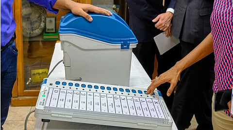 EVM में बंद प्रत्याशियों का भाग्य