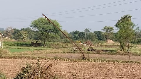 Mahavitaran: भंडारा तहसील स्थित खैरी (बेटाला) गांव में एक खेत के सामने लगा बिजली का खंभा अत्यंत जर्जर हालत में खतरनाक रूप से झुक गया है। जो कि महावितरण की बड़ी लापरवाही बताई जा रही है।