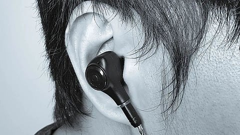 Earphone: नागपुर शहर का अधिकांश युवा वर्ग आज कानों में ईयरफोन लगाकर घुमते दिखाई दे रहे हैं। इसमें बच्चों का भी समावेश है जिससे अधिकांश युवा कान की समस्या से जुझ रहे हैं।