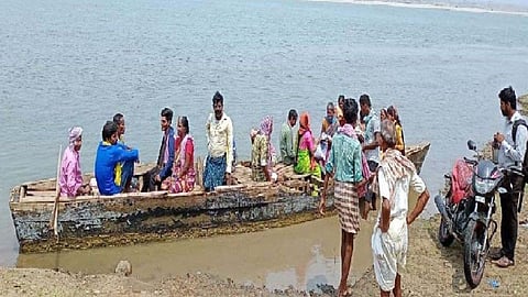 नदी तट से जानलेवा सफर जारी