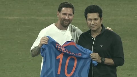 Lionel Messi India Tour: सचिन से मिले लियोनेल मेसी, मास्टर ब्लास्टर को गिफ्ट में दी जर्सी और फुटबॉल