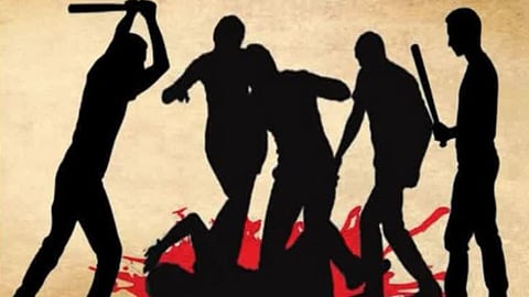 अस्थि विसर्जन के दौरान जलती लकड़ियों से हमला