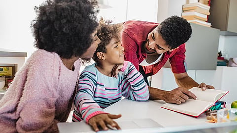 जिद्दी बच्चे भी बनेंगे समझदार, आज की परवरिश के लिए अपनाएं ये 7 Positive Parenting रूल्स