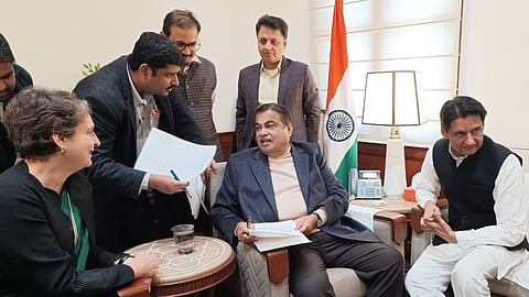 Priyanka Gandhi Meet Nitin Gadkari Video