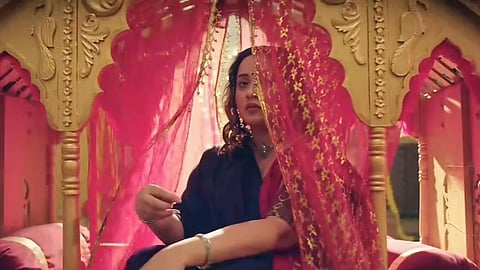 Rani Chatterjee enters the mansion in a palanquin