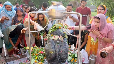 मार्गशीर्ष पूर्णिमा पर शिवलिंग पर चढ़ाएं ये वस्तुएं, महादेव होंगे प्रसन्न, घर भर रहेगा धन-धान्य से