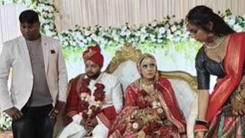 A bride angrily stared at her sister during a wedding photoshoot, and the funny moment has now gone viral on social media.