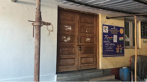 तलाठी कार्यालय के बाहर ताला…