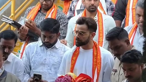 विराट कोहली ने परिवार संग सिंहाचलम मंदिर में किए दर्शन, वॉशिंगटन सुंदर भी दिखें साथ