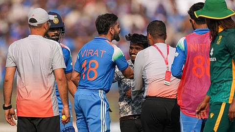 विराट कोहली से मिलने रायपुर के मैदान में घुसा फैन, सिक्योरिटी को चकमा देने का वीडियो वायरल
