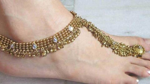 पैरों में सोने के आभूषण पहनते ही कंगाली का पूरा खतरा! जानिए किसे और क्यों पहनना चाहिए सोना