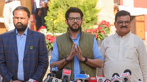 Aaditya Thackeray on Viral Video: नागपुर में आदित्य ठाकरे ने DCM एकनाथ शिंदे पर करारा तंज कसा। उन्होंने विधायकों पर निशाना साधा। साथ ही कैश कांड, BJP पर निशाना और विपक्ष नेतृत्व पर बड़ा बयान दिया।