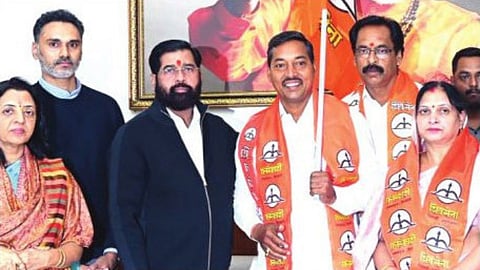 Akola Political News: अकोला मनपा चुनाव से पहले दल-बदल तेज। शिवसेना UBT को झटका, शिंदे गुट को बढ़त। वंचित और महाविकास आघाड़ी से बदले चुनावी समीकरण।