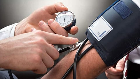 Blood Pressure In Winter: सर्दियों में ब्लड प्रेशर बढ़ने की ज्यादा संभावनाएं होती है। जानें हाई बीपी के लक्षण, साथ ही सर्दियों में जोखिम और विशेषज्ञों के सुझाए स्वास्थ्य टिप्स।