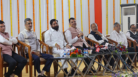 Maharashtra Economy: CM फडणवीस ने कहा कि आर्थिक स्थिति जटिल जरूर है पर राज्य कंगाल नहीं। किसानों की योजनाओं के लिए पर्याप्त निधि उपलब्ध, विपक्ष के आरोपों का किया खंडन।