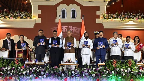 Constitution: राज्यपाल देवव्रत ने नागपुर में CM फडणवीस के भाषण पर आधारित ‘भारतीय संविधान की अमृत महोत्सव यात्रा’ पुस्तक का विमोचन किया। पुस्तक सरल भाषा में संवैधानिक जानकारी देती है।