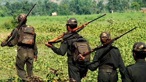 37 Naxalites Surrender: गड़चिरोली में 37 नक्सलियों ने आत्मसमर्पण किया, जिसमें कुख्यात नक्सली कुमली उर्फ अनिता मंडावी भी शामिल हैं। दंतेवाड़ा पुलिस की के अभियान में यह बड़ी सफलता मानी जा रही है।