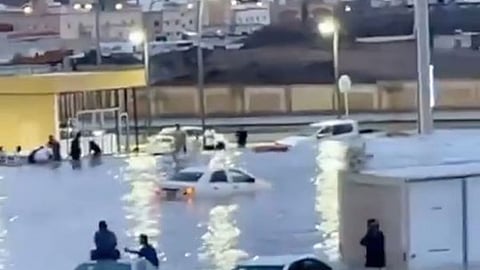 heavy-rains-jeddah-mecca-saudi-arabia-flooding-traffic-disrupted