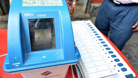 Maharashtra Civic Polls Election Result: महाराष्ट्र नगर परिषद व नगर पंचायत चुनाव रुझानों में महायुति बढ़त पर। धुले में NCP व शहर विकास अघाड़ी की जीत, भाजपा सबसे बड़ी पार्टी बनकर उभरी।