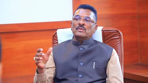 Maharashtra Transport News: महाराष्ट्र में 216 बसपोर्ट PPP मॉडल से विकसित होंगे। सरकार ने ST कामगारों का बकाया चुकाने की प्रक्रिया शुरू की, 8000 ई-बस खरीद की जानकारी सदन में दी।