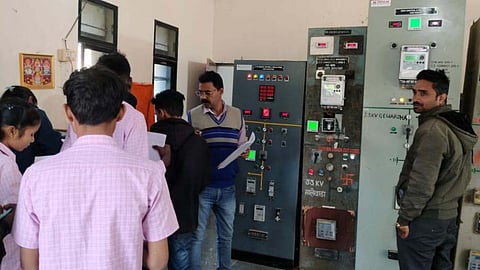 Gadchiroli Municipal Council Election: गड़चिरोली नगर परिषद के तीन और आरमोरी के एक प्रभाग में आज मतदान। कुल 12,592 मतदाता मतदान करेंगे। विधायकों की प्रतिष्ठा दांव पर। यहां पढ़ें पूरा अपडेट।