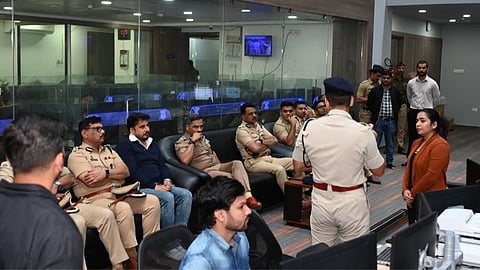 Nagpur News: राज्य का पहला एआई-आधारित क्राउड मैनेजमेंट सिस्टम शनिवार को नागपुर में लॉन्च किया गया है। यह पहल सार्वजनिक सुरक्षा और रियल-टाइम क्राउड इंटेलिजेंस के क्षेत्र में एक महत्वपूर्ण कदम है।
