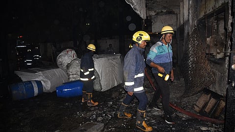 Wardhamannagar Fire: वर्धमाननगर के गोदाम में भीषण आग से हड़कंप। दमकल की 45 मिनट देरी पर सवाल, कड़ी मशक्कत के बाद आग पर काबू पाया गया। जनहानि नहीं, फायर सेफ्टी पर उठे सवाल।