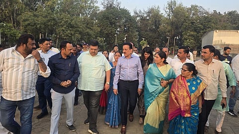 अधिकारियों के कामकाज से नाराज़ गिरीश महाजन