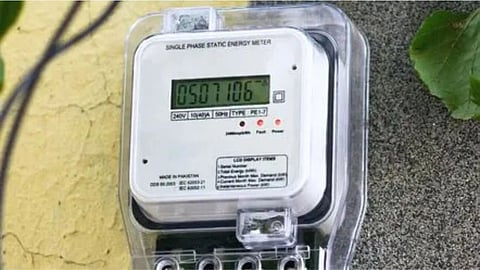 Smart Meters in Government Offices: अमरावती परिमंडल के 15,965 सरकारी कार्यालयों में स्मार्ट मीटर लगाए गए हैं। यवतमाल में 8,259 दफ्तरों में इंस्टॉलेशन पूरा। अब बिजली बिल होगा सटीक और पारदर्शी।