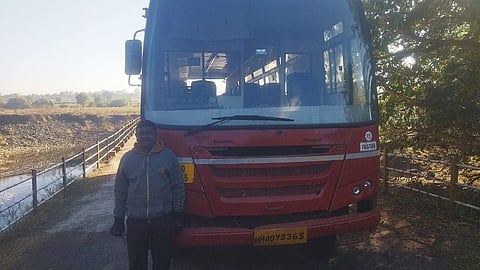 ST Bus Brake Failure: आष्टी में 75 बच्चों से भरी ST बस के ब्रेक फेल, घाट पर बड़ा हादसा टला। चालक की सूझबूझ से सभी सुरक्षित। ग्रामीणों ने सुरक्षागत जांच की मांग की।
