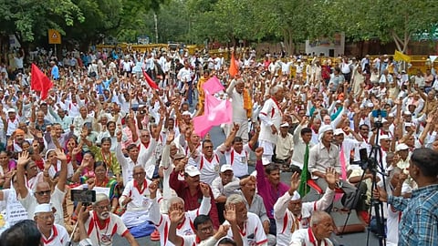 लंबित मांगों को लेकर पेंशनधारकों का दिल्ली में आंदोलन