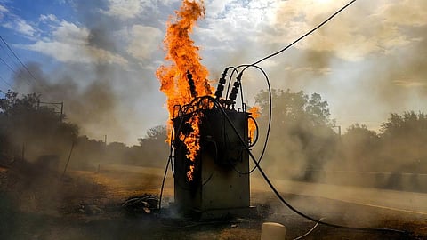 Wardha Transformer Burning: वर्धा जिले में रबी सीजन में सिंचाई के दौरान बिजली ट्रांसफॉर्मर जलने की घटनाओं में तेज़ वृद्धि, 3 महीने में 677 ट्रांसफॉर्मर फेल। 24 घंटे हेल्पलाइन भी शुरू।