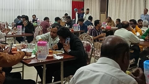 Nagpur Winter Session: MLA हॉस्टल नागपुर में नेताओं का मनपसंद मेन्यू चर्चा में। रोज 3,000 लोगों का खाना, 2,000 अंडे, 100 किलो चिकन, 50 किलो फिश और मसाला रसगुल्ला की भारी डिमांड।
