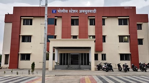 Yavatmal Avadhutwadi police station: यवतमाल के अवधूतवाड़ी थानेदार नरेश रणधीर को ACB ने 1 लाख की रिश्वत लेते रंगे हाथों पकड़ा। उधारी वापस दिलाने के बदले मांगे थे 3 लाख।