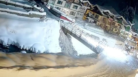 Snowstorm hits Jammu and Kashmir, watch the video to see how snow covers all the buildings