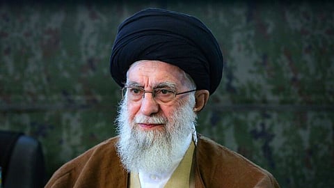 Has an all-out conflict begun in Iran? Amidst protests, a rally was held in support of Khamenei, with the foreign minister also participating.